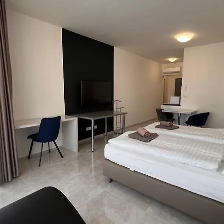 Air Conditioned 1 Vienna Gate, 3 *