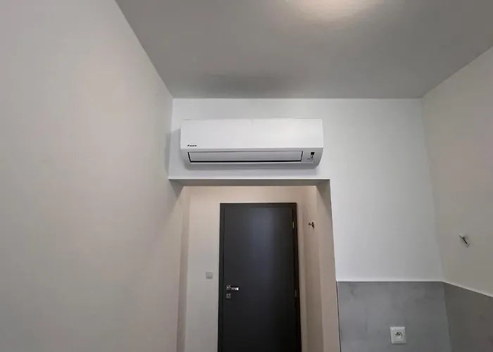 Air Conditioned 1 Vienna Gate, 3