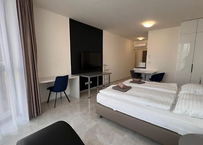 Air Conditioned 1 Vienna Gate, 3 *