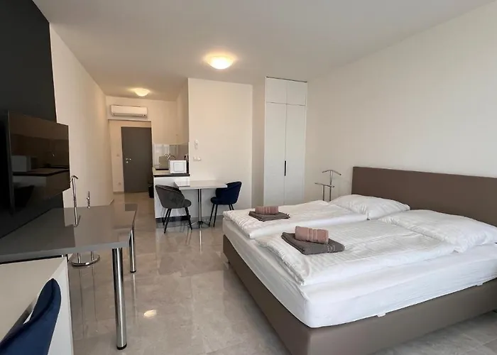 Air Conditioned 1 Vienna Gate, 3 *