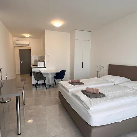 Air Conditioned 1 Vienna Gate, 3 *